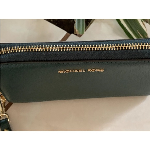 MICHAEL KORS JET SET LARGE FLAT GREEN LEATHER WALLET/WRISTLET PHONE CASE NEW TAG - Picture 5 of 12